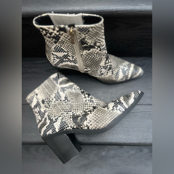 BLONDO SNAKE PRINT WATERPROOF ANKLE BOOTIES HEELS WOMENS SZ 9M Black Gray White - Picture 6 of 14